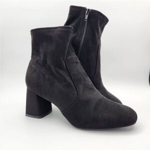 Kelly & Katie black faux suede chunk heel ankle boot size 7W.